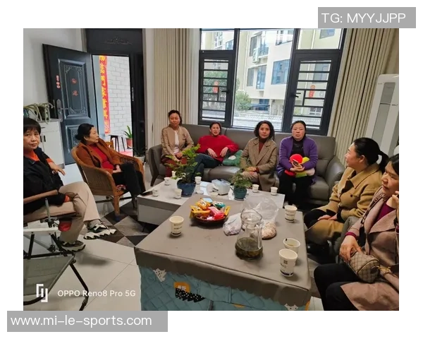 足球队欢聚一堂共享美食时光增进友谊与团队凝聚力的聚餐活动